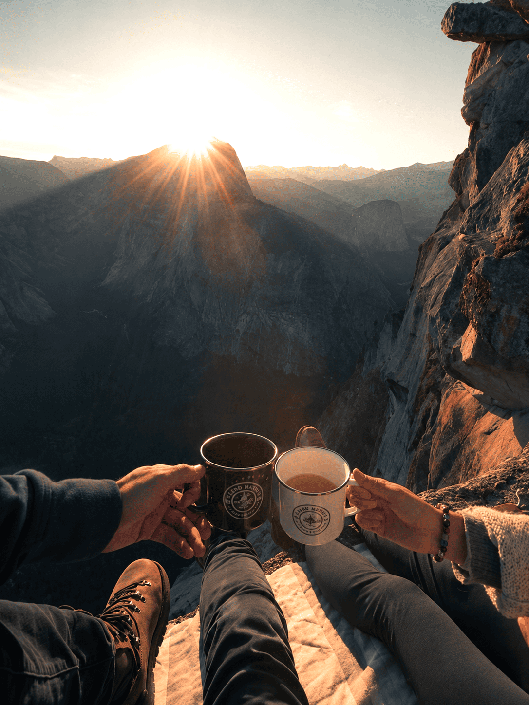Pareja disfrutando de café BlendNature frente a un paisaje de montaña al amanecer